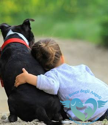 Bambina che abbraccia il suo cane.
