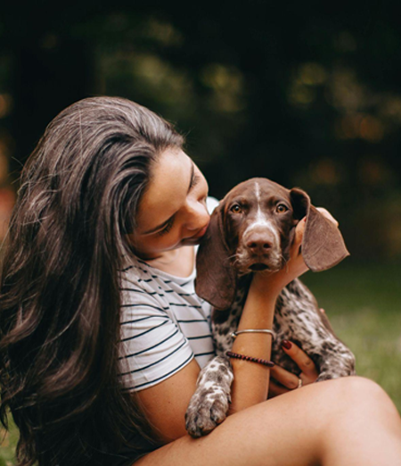 Un cane in braccio alla sua padrona